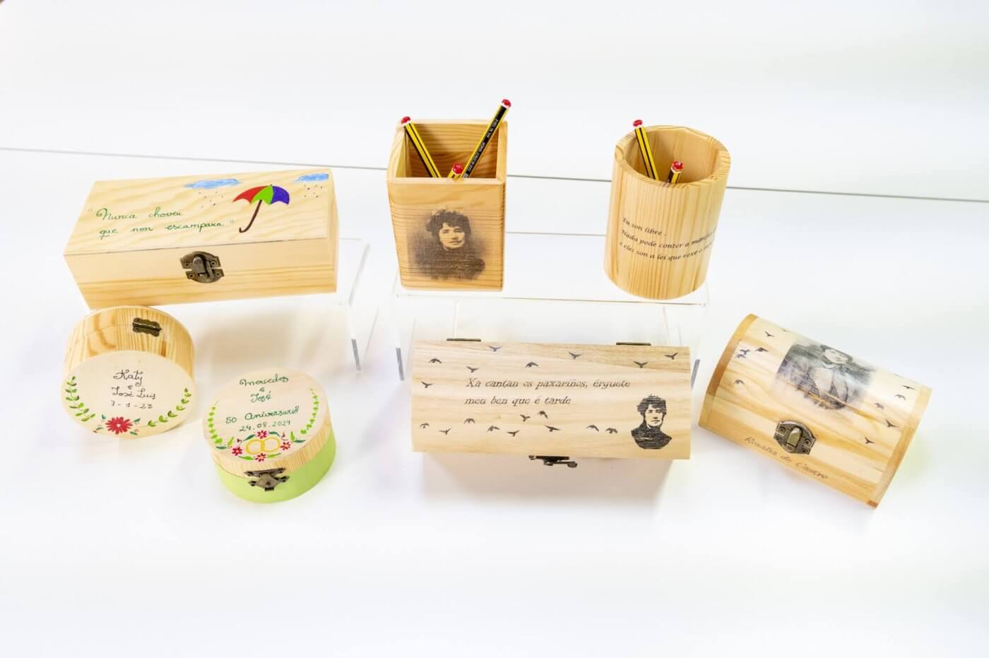Caixas, lapiseiros e pratos de madeira