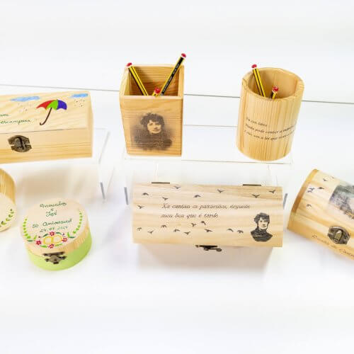 Caixas, lapiseiros e pratos de madeira