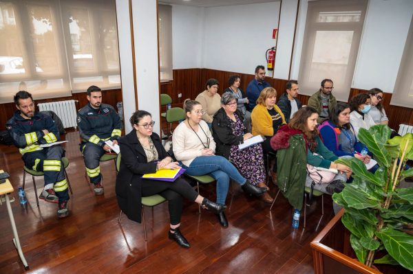 Mesa sobre violencia de xénero en Rois Actividades coa comunidade